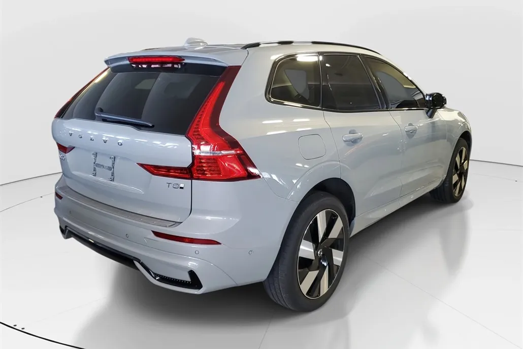 2025 Volvo XC60 Hybrid T8 Plus photo 1