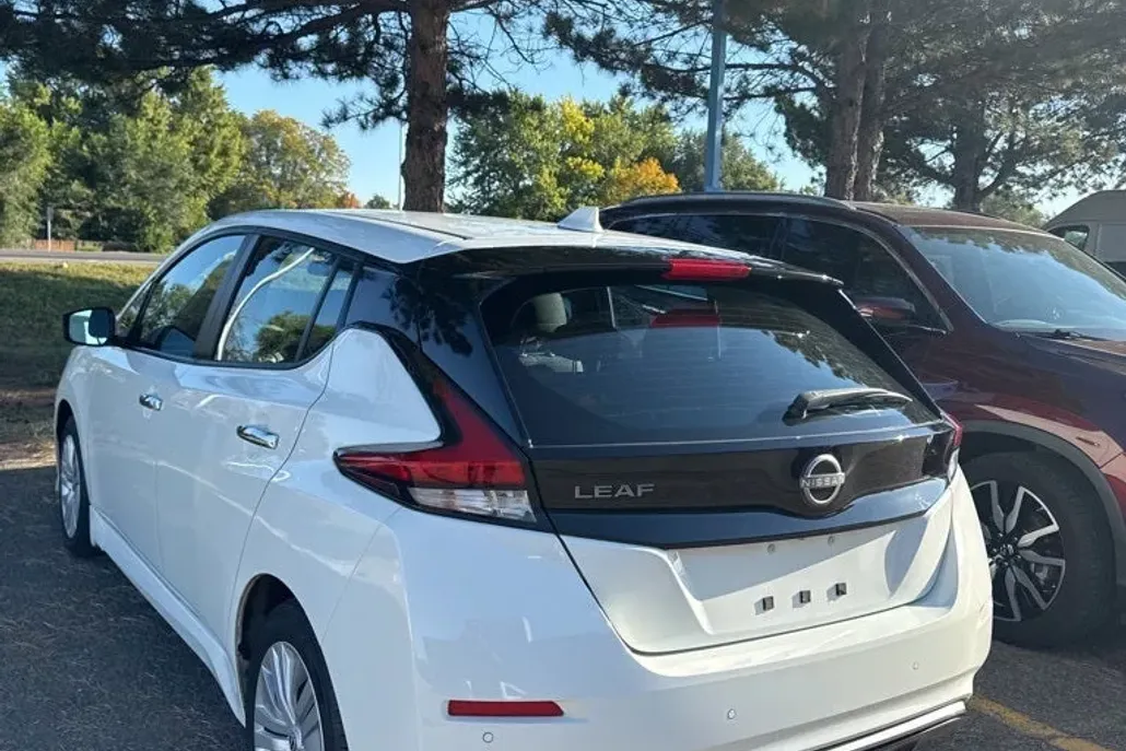2023 Nissan Leaf S photo 1