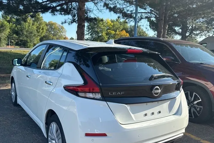 2023 Nissan Leaf S photo 1