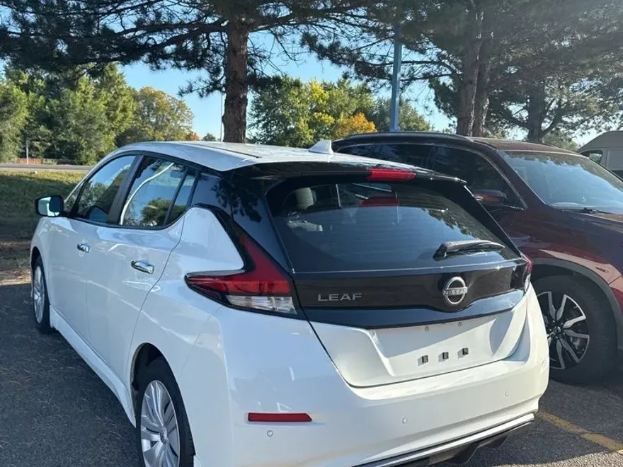 2023 Nissan Leaf S photo 1