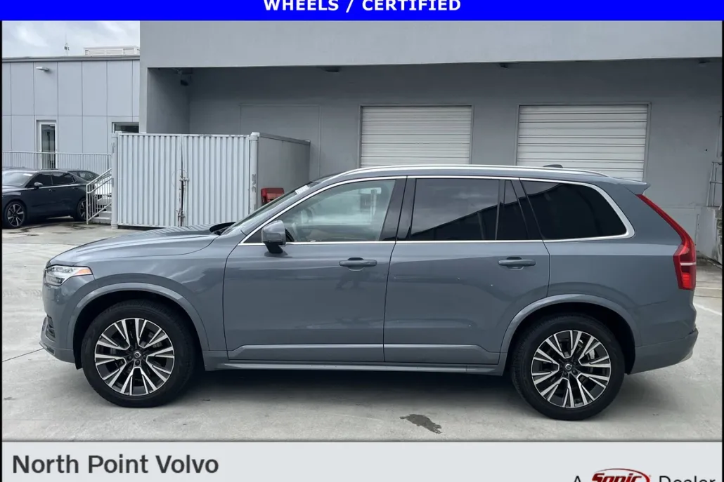 2022 Volvo XC90 T6 AWD Momentum photo 1