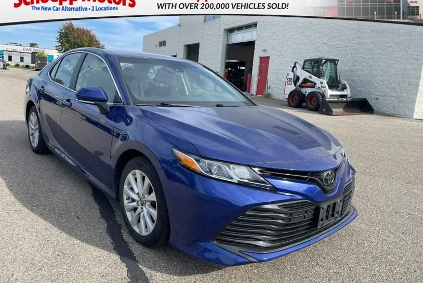 2018 Toyota Camry LE photo 1
