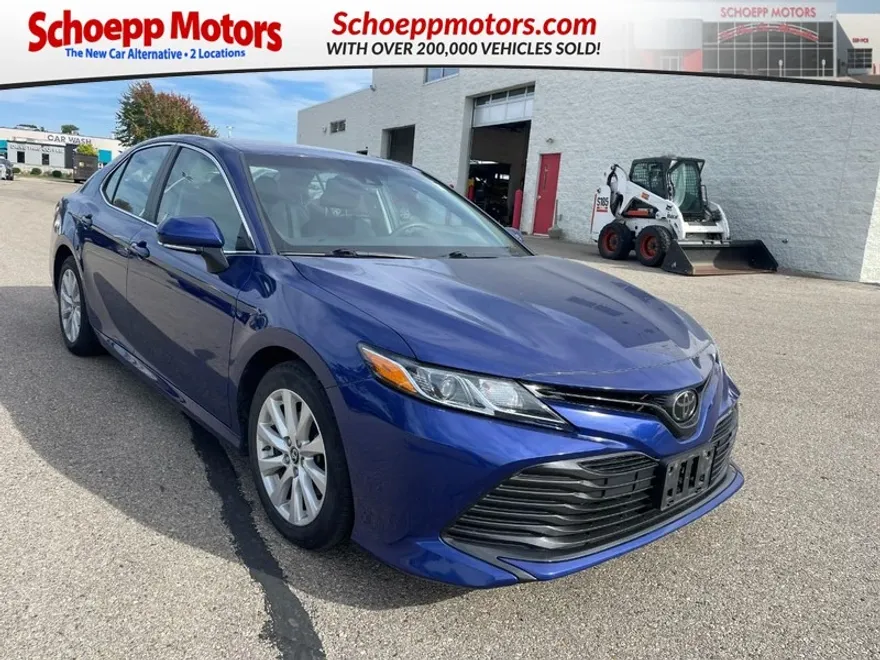 2018 Toyota Camry LE photo 1