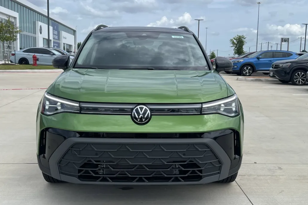 2025 Volkswagen Taos SE photo 1