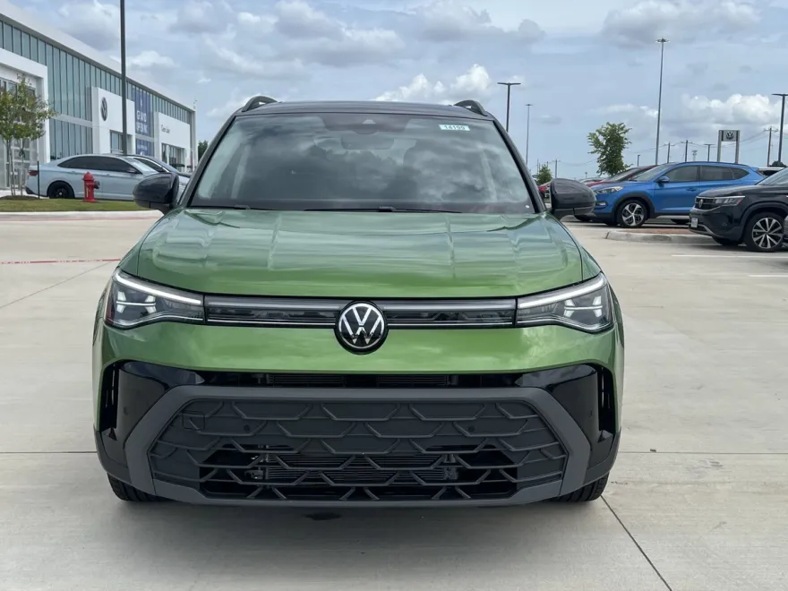 2025 Volkswagen Taos SE photo 1