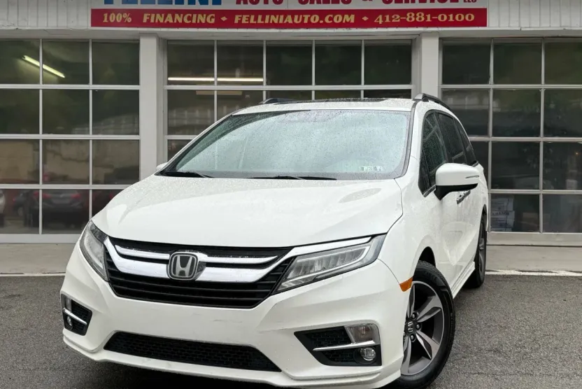 2018 Honda Odyssey Touring photo 1
