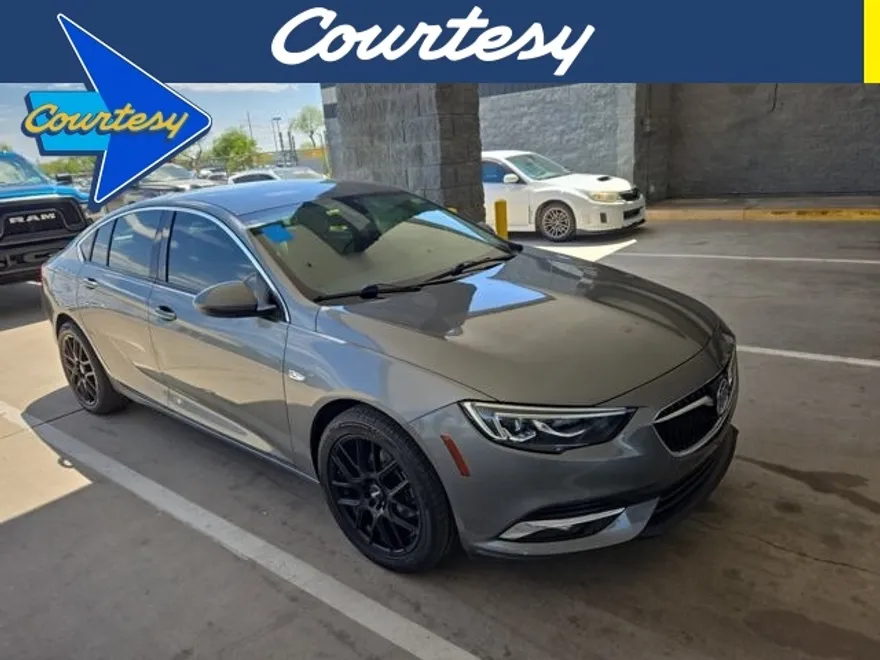 2019 Buick Regal Essence photo 1