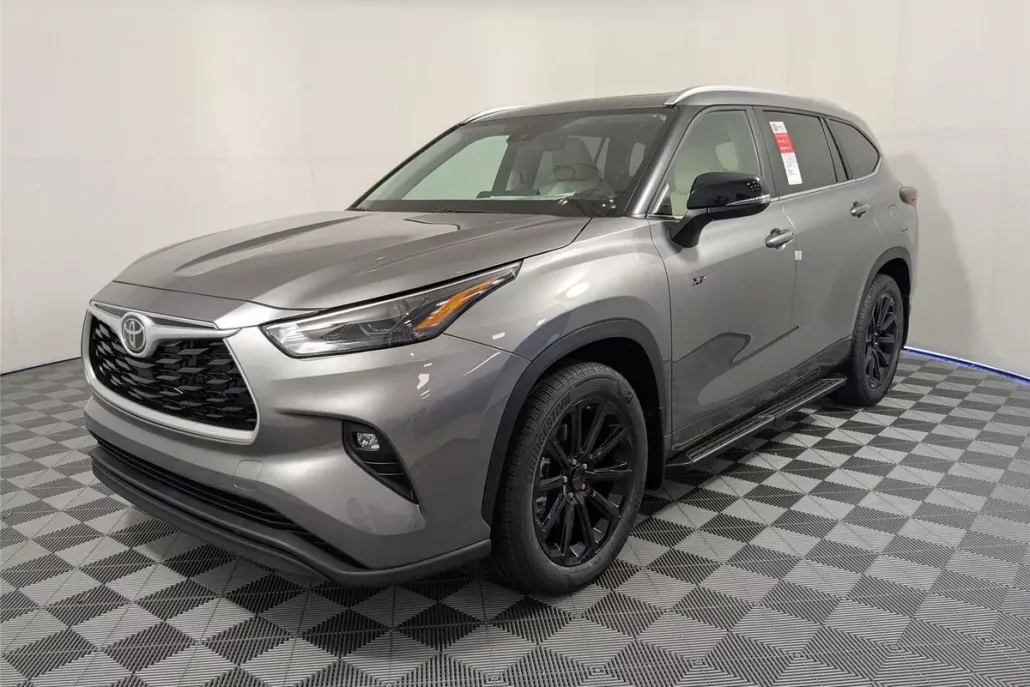 2025 Toyota Highlander XLE photo 1