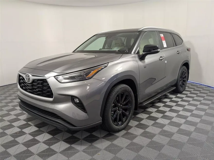 2025 Toyota Highlander XLE photo 1