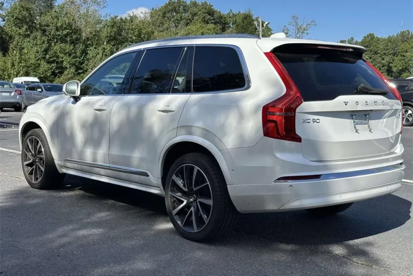 2023 Volvo XC90 B5 Plus photo 1