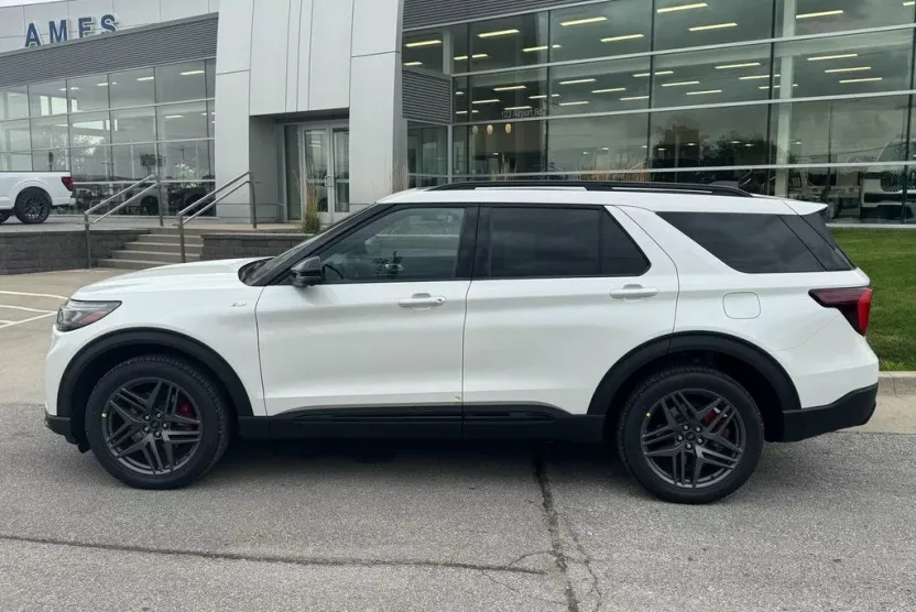 2025 Ford Explorer ST-Line photo 1