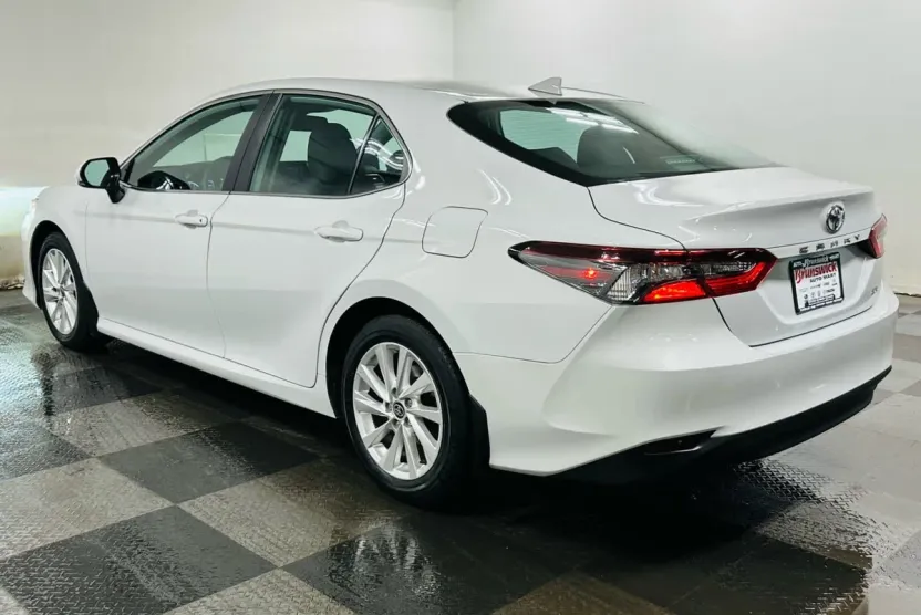 2023 Toyota Camry LE photo 1