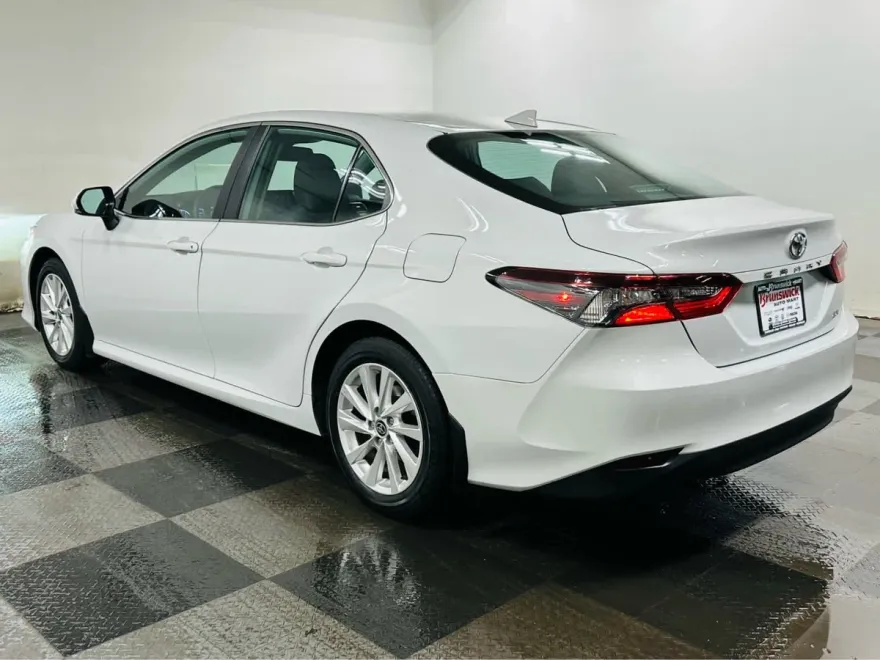 2023 Toyota Camry LE photo 1