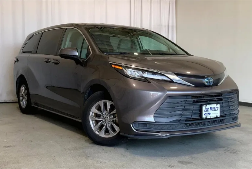 2022 Toyota Sienna LE photo 1