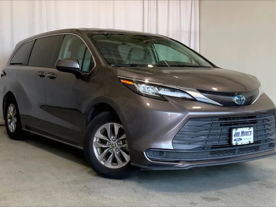 2022 Toyota Sienna LE photo 1