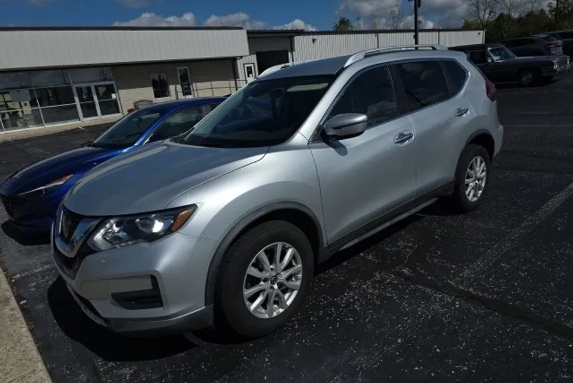 2019 Nissan Rogue SV photo 1