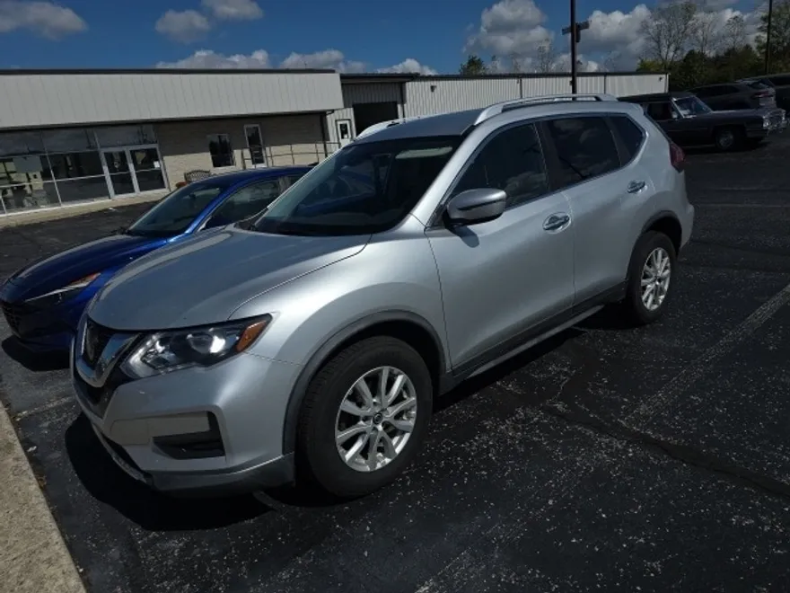 2019 Nissan Rogue SV photo 1