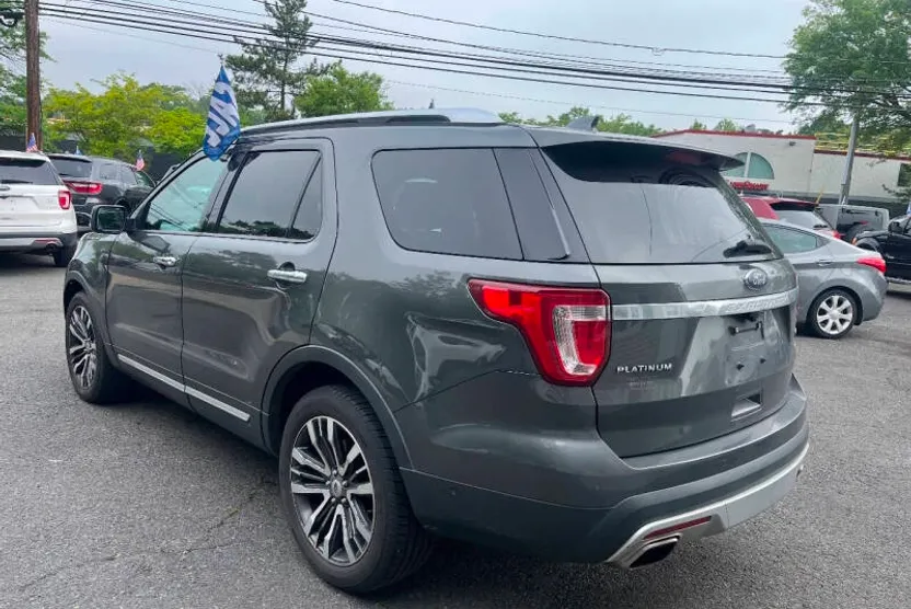 2016 Ford Explorer Platinum photo 1
