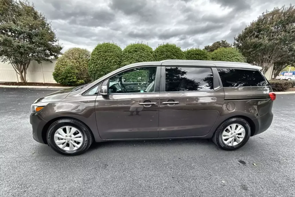 2016 Kia Sedona LX photo 1