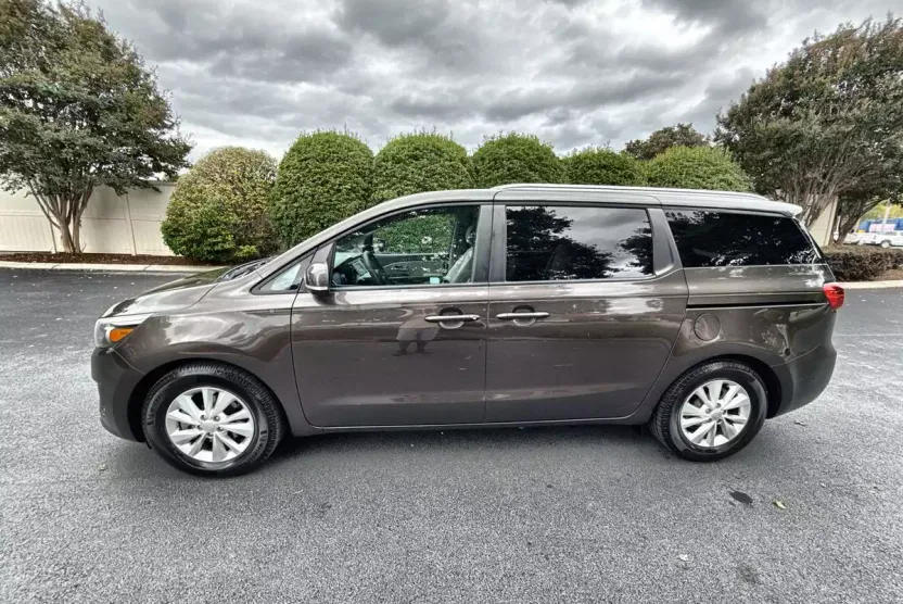 2016 Kia Sedona LX photo 1