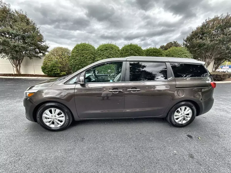 2016 Kia Sedona LX photo 1