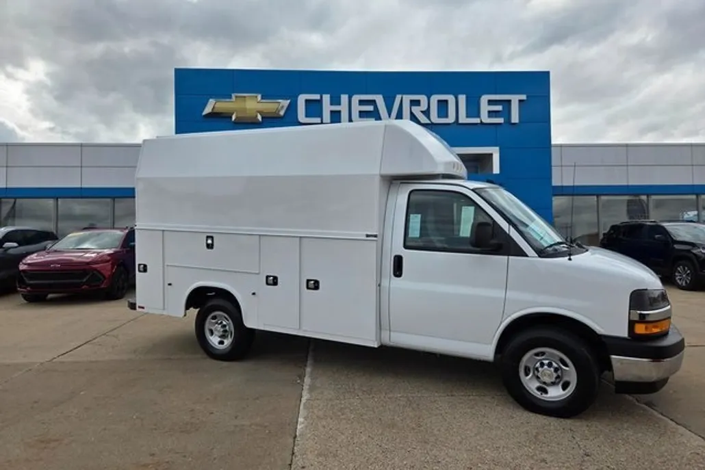 2024 Chevrolet Express 3500 Cutaway photo 1