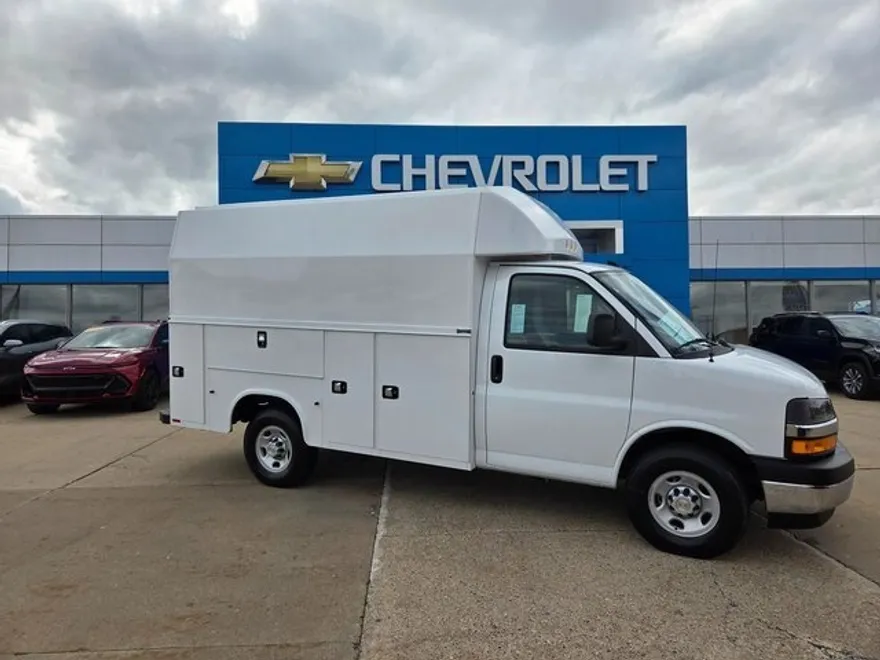 2024 Chevrolet Express 3500 Cutaway photo 1