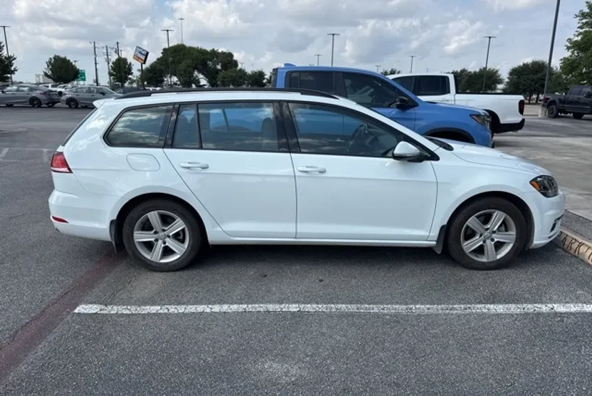 2018 Volkswagen Golf SportWagen SE photo 1