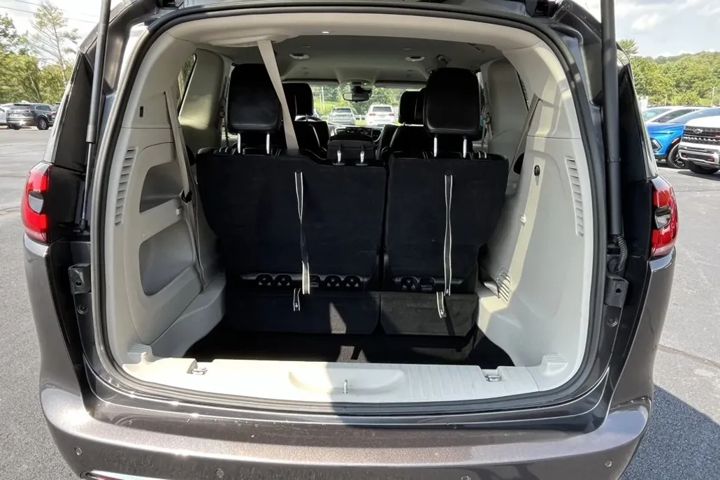 2023 Chrysler Pacifica Touring L photo 1