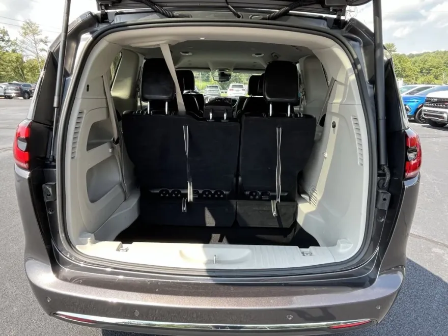 2023 Chrysler Pacifica Touring L photo 1