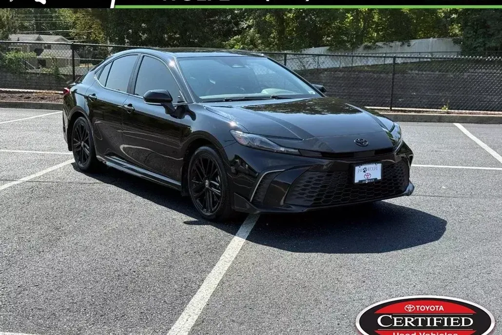 2025 Toyota Camry SE photo 1