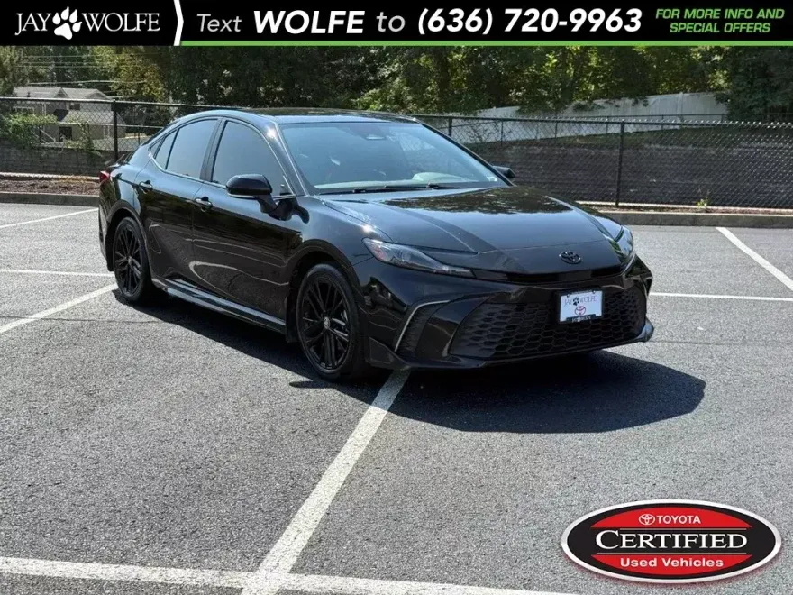 2025 Toyota Camry SE photo 1