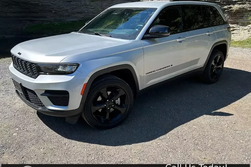 2022 Jeep Grand Cherokee Altitude photo 1