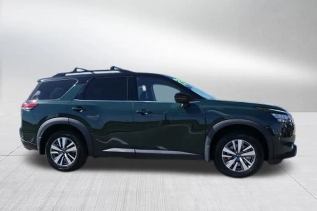 2022 Nissan Pathfinder SL photo 1