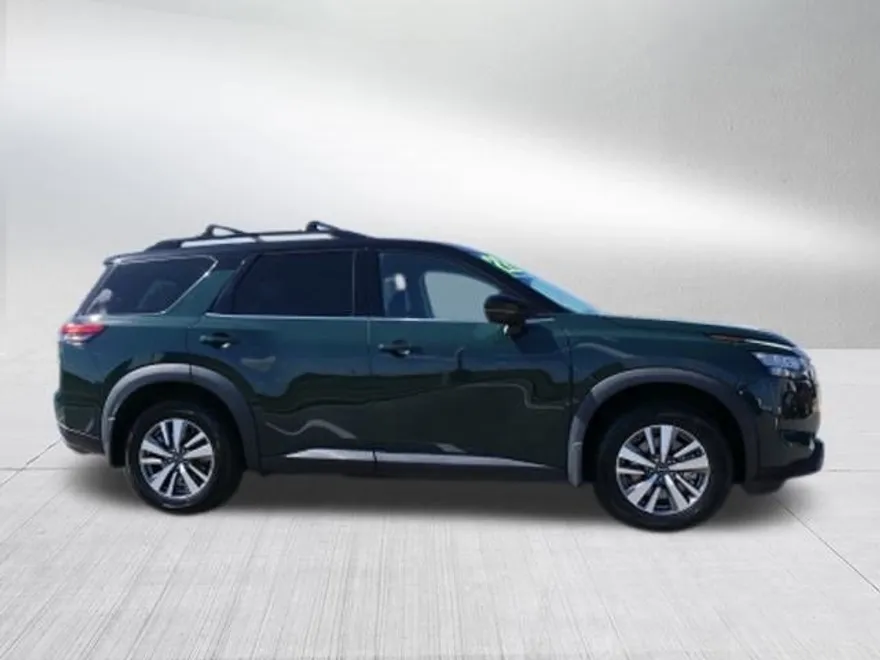 2022 Nissan Pathfinder SL photo 1