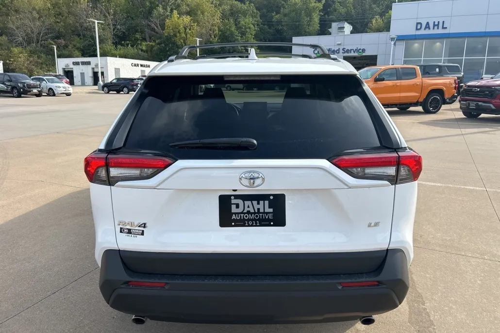 2021 Toyota RAV4 LE photo 1