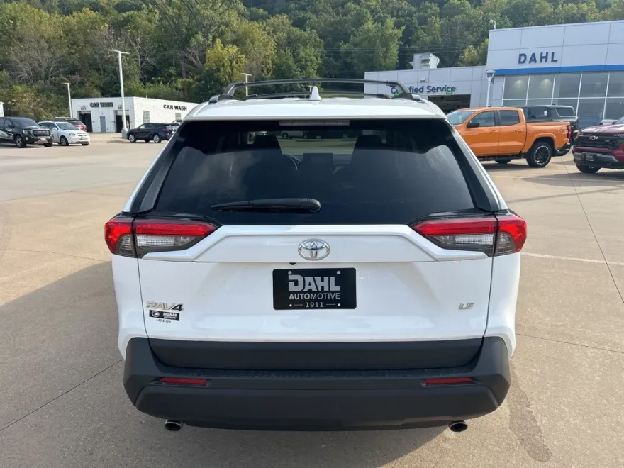 2021 Toyota RAV4 LE photo 1