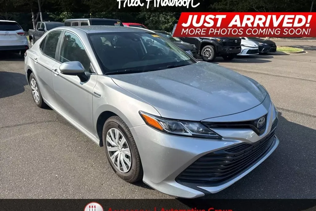 2020 Toyota Camry Hybrid LE photo 1