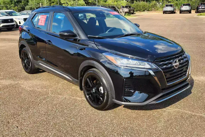 2024 Nissan Kicks SR photo 1