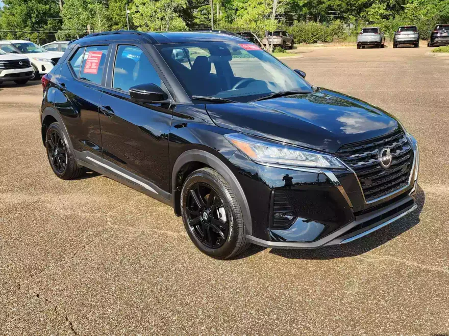 2024 Nissan Kicks SR photo 1