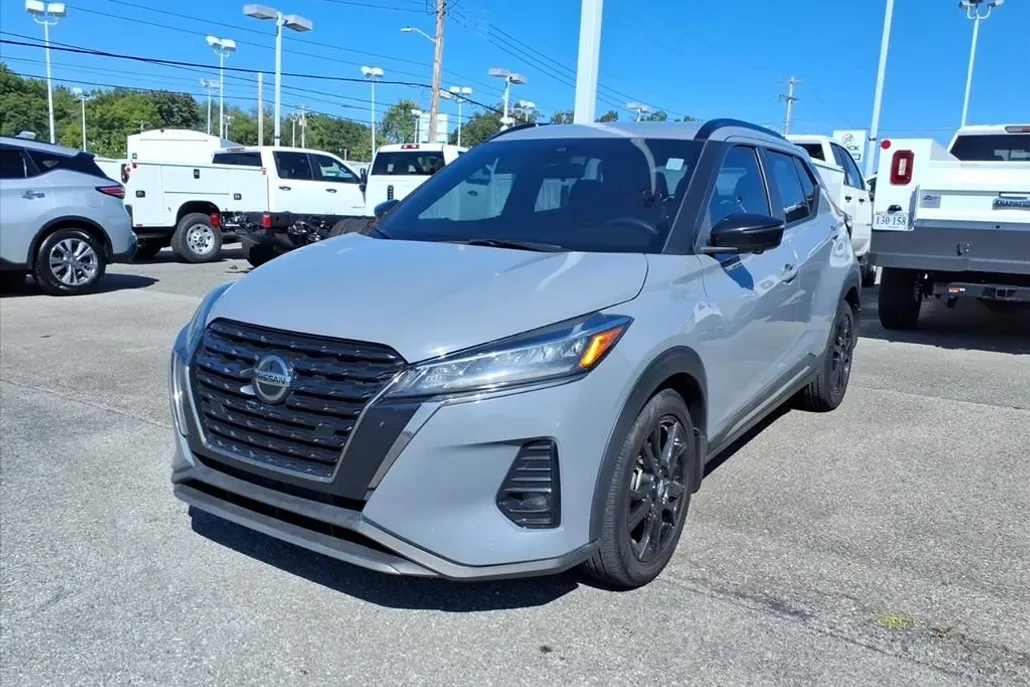 2021 Nissan Kicks SR photo 1