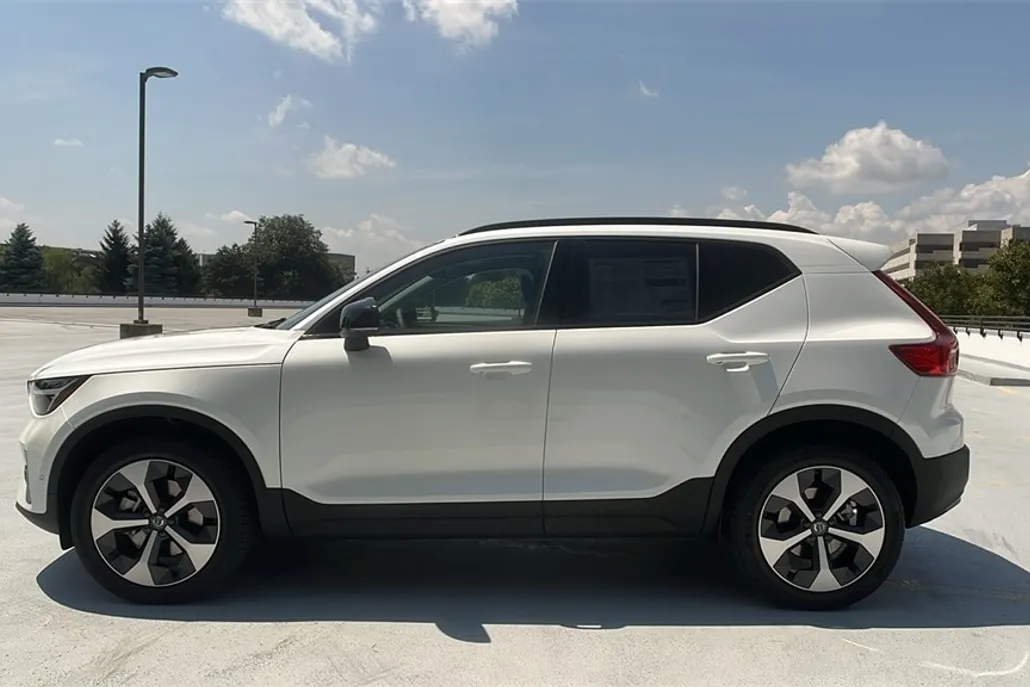 2026 Volvo XC40 Plus photo 1