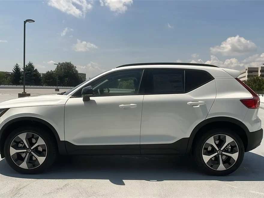 2026 Volvo XC40 Plus photo 1