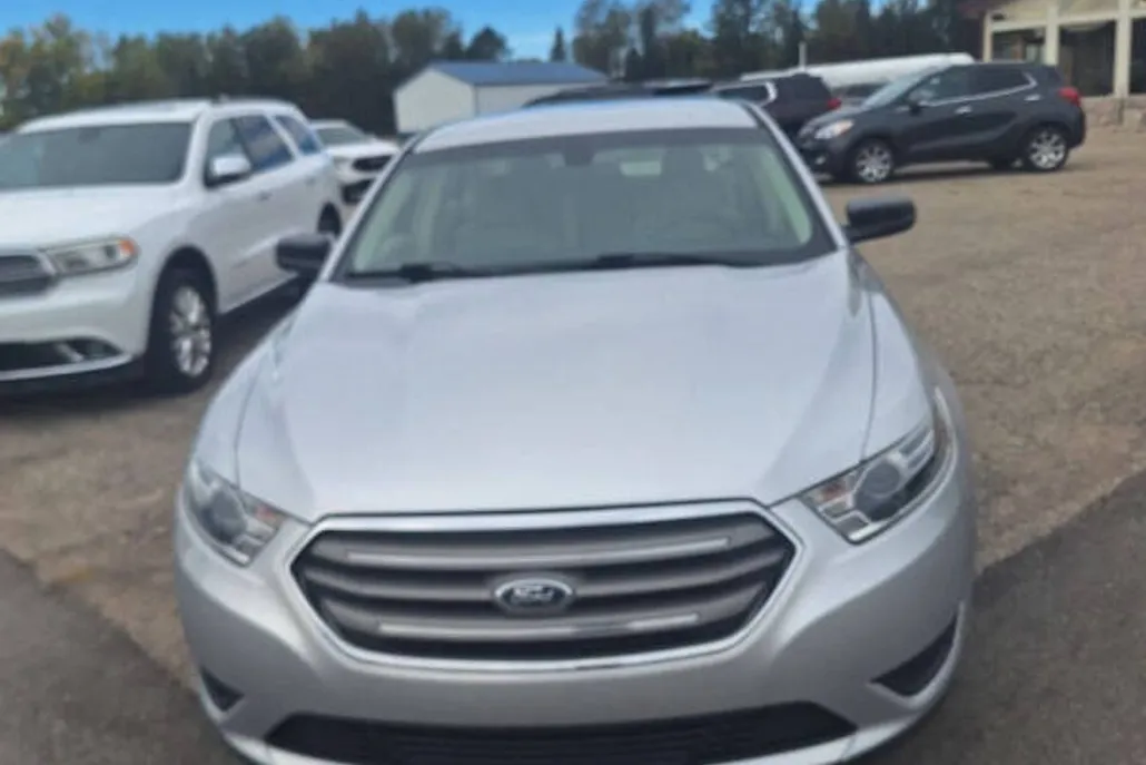 2017 Ford Taurus SE photo 1