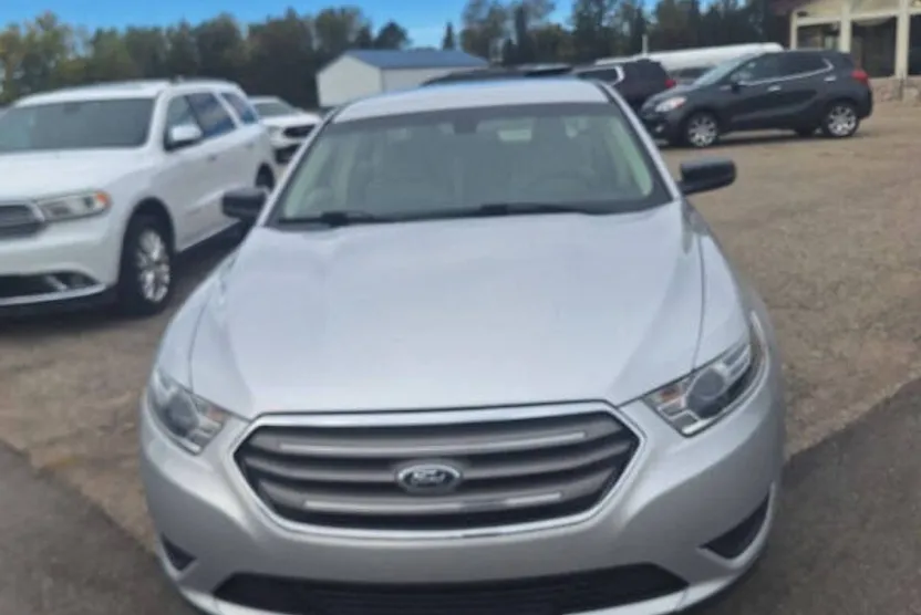 2017 Ford Taurus SE photo 1