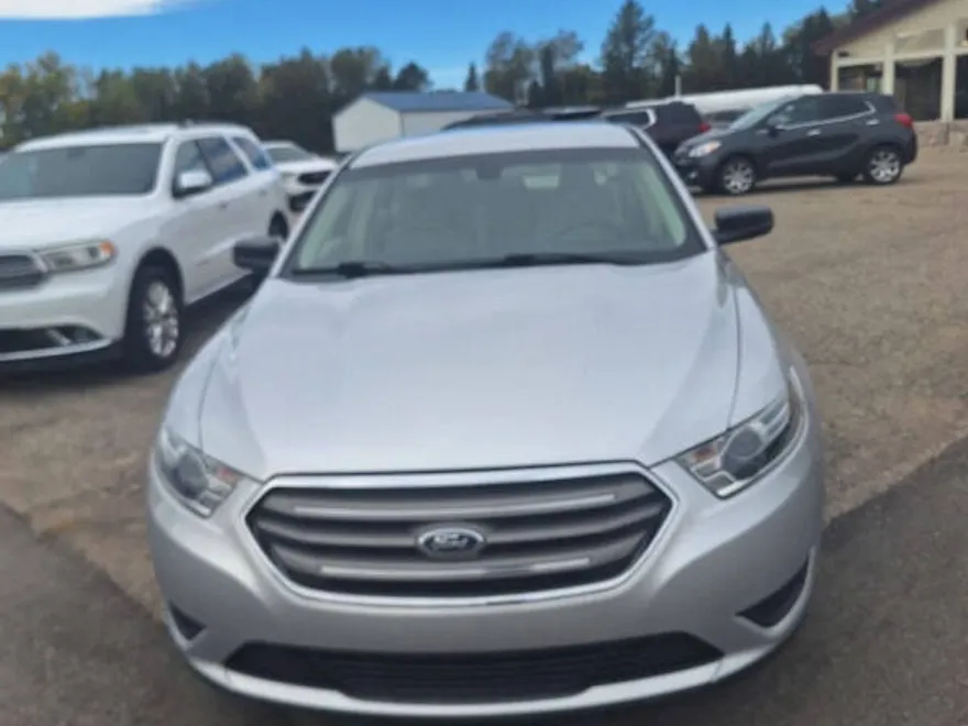 2017 Ford Taurus SE photo 1