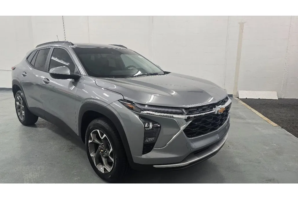 2025 Chevrolet Trax LT photo 1