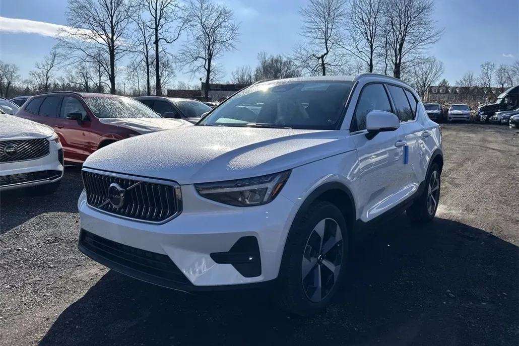 2025 Volvo XC40 Core photo 1
