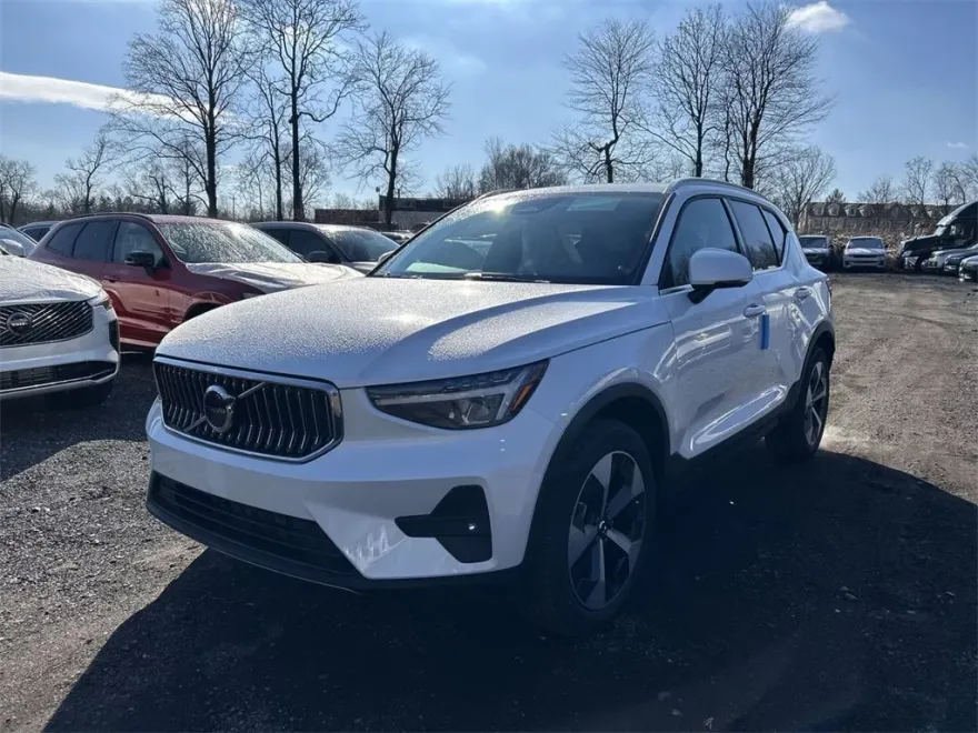 2025 Volvo XC40 Core photo 1