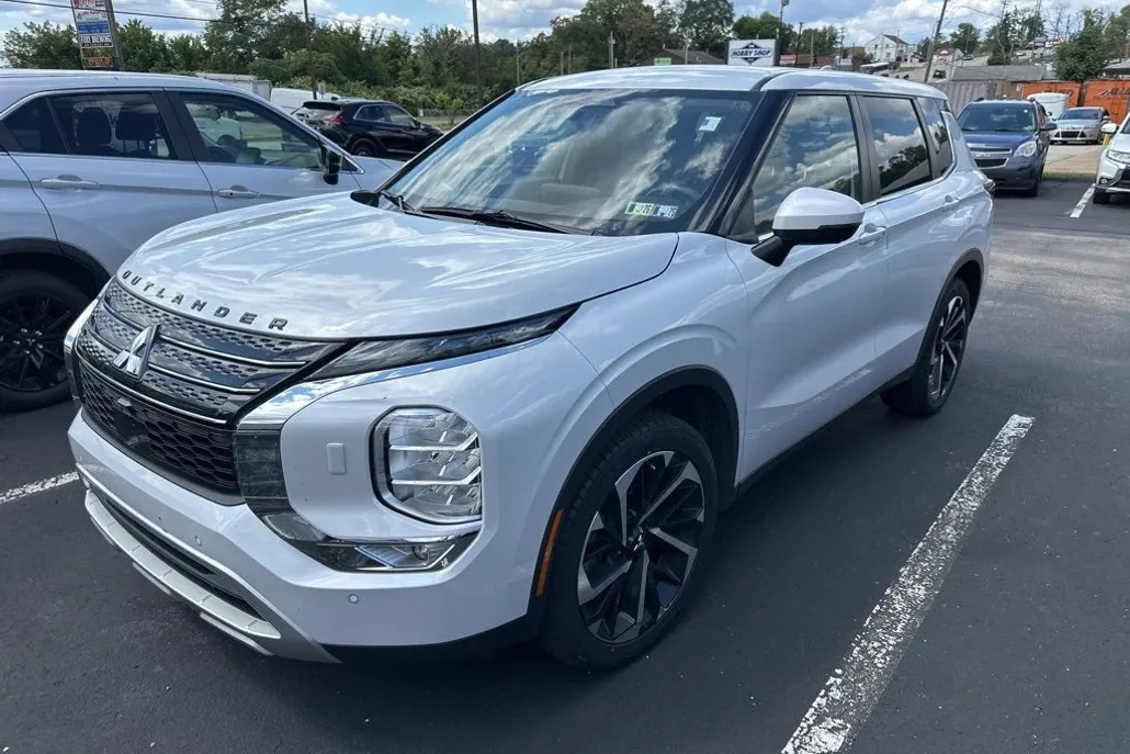 2022 Mitsubishi Outlander SE photo 1